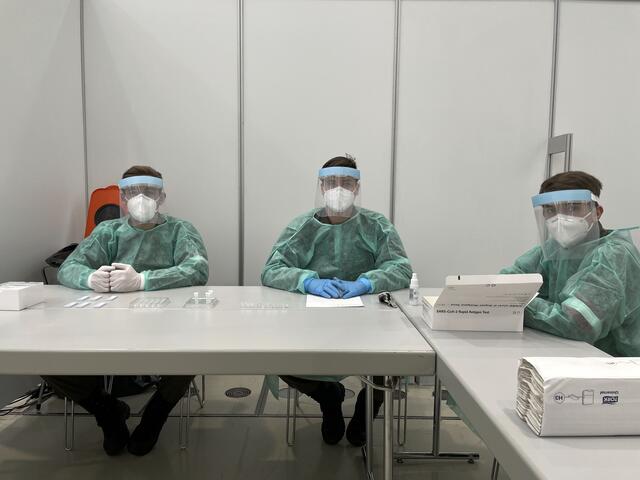 Schutzkleidung, Handschuhe, FFP-Masken, Gesichtsschild – in den Teststationen wird nichts dem Zufall überlassen.