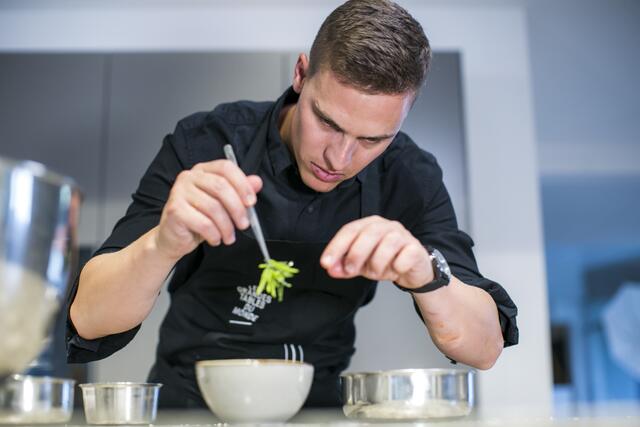 Benjamin Parth führt mit seinem Gourmetrestaurant Stüva die Spitze Tirols an. | Foto: TARGET GROUP/Jan Hetfleisch