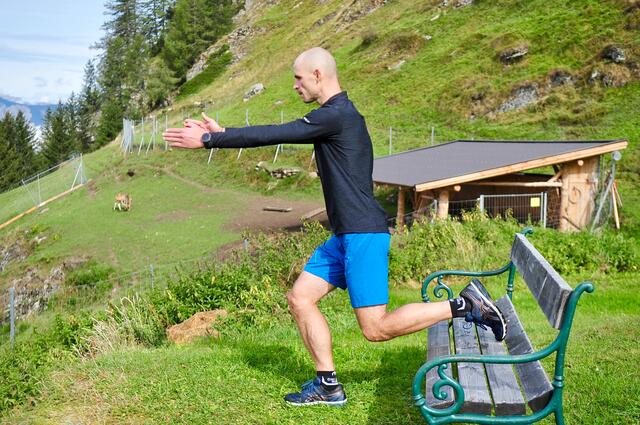 Fit in den Winter mit Gerald Kammerlander - Übung 14 – Einbeinige Kniebeuge: hinteres Bein erhöht | Foto: Hassl