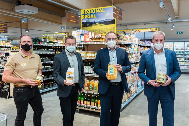 BILLA Marktmanager Markus Hackl, Bürgermeister Gunter Schimpl, BILLA Vertriebsmanager Klaus Egger und BILLA Vertriebsdirektor Josef Holzleitner vor dem BILLA Regional Regal mit Spezialitäten aus der Region
