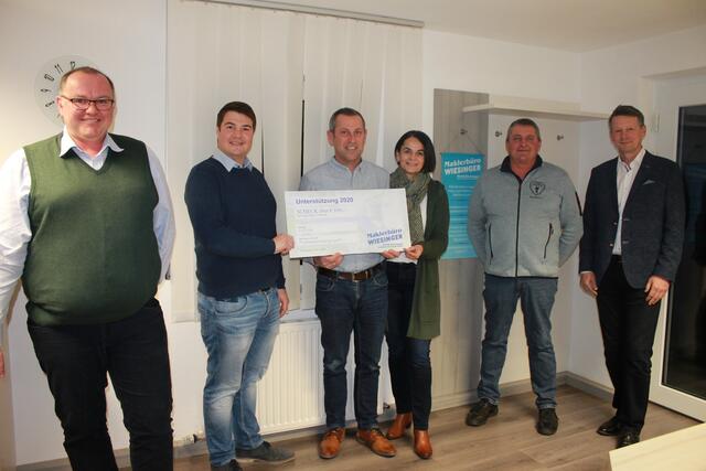 v. l.: Obmann der Union Reit- und Fahrgemeinschaft Gallspach-Meggenhofen Roman Mairhuber,
Musikverein Meggenhofen-Obmann Daniel Kaser,
Johann und Helga Kaser vom Maklerbüro Wiesinger Versicherungen, Kassier der Sportunion Meggenhofen/Sektion Eisstockschießen Herbert Gaubinger, Sektionsleiter der Sportunion Meggenhofen/Sektion Modellflug August Greifeneder. | Foto: Maklerbüro Wiesinger