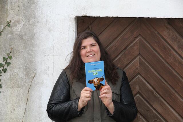Ihren Kindheitstraum vom eigenen Kinderbuch verwirklichte sich die Werbetexterin und Lektorin Viktoria Pernsteiner aus Steinbruch mit ihrem Kinderbuch „Die entlaufene Kuh“, neuerschienen im Herramhof Verlag. | Foto: Stöttner