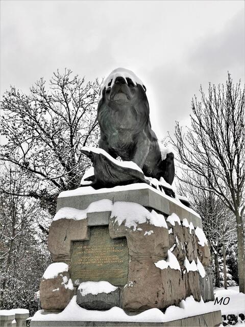 Der Hackher-Löwe am verschneiten Schloßberg