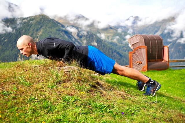 Fit in den Winter mit Gerald Kammerlander - Übung 13 – Diamond Pushups | Foto: Hassl