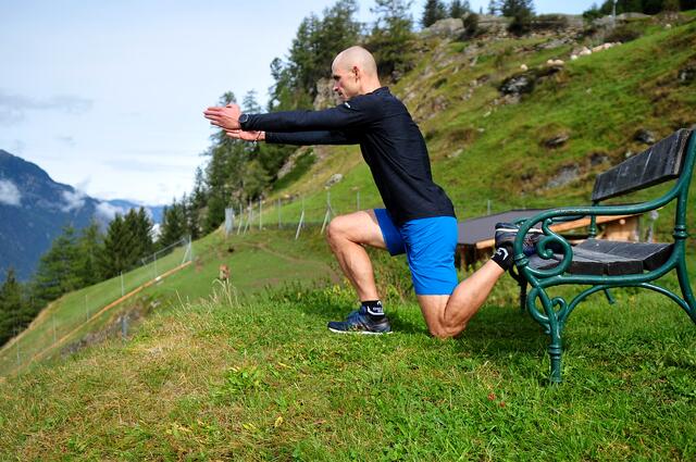 Fit in den Winter mit Gerald Kammerlander - Übung 14 – Einbeinige Kniebeuge: hinteres Bein erhöht | Foto: Hassl