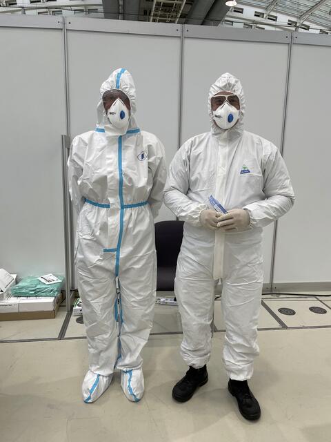 Eine Stunde lang muss das medizinische Personal in den Schutzanzügen ausharren – dann erfolgt ein Schichtwechsel. | Foto: Baumgartner/BRS