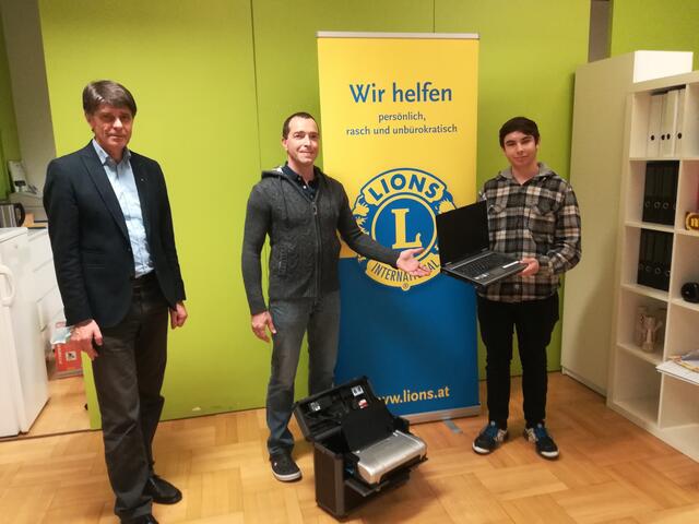 Präsident Mihael Magdic (M.) und Günther Zweidick bei der Übergabe an der Schule.  | Foto: Lionsclub Bad Radkersburg-Mureck