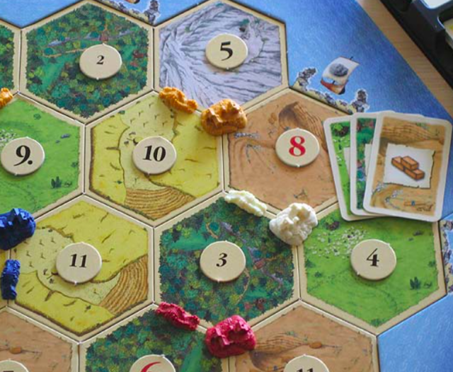Ziel der Spieler ist es, die Vorherrschaft über die Insel Catan zu erlangen. Wer seine Rohstoffe hier geschickt einsetzt, ein Händchen fürs Handeln mit den Mitspielern hat und dazu noch ein wenig Glück beim Abbau der Rohstoffe besitzt, der kann dieses Spiel gewinnen. Ein echter Klassiker.
