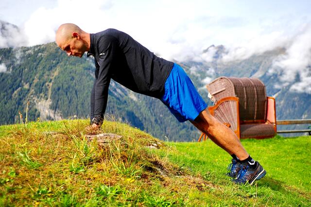 Fit in den Winter mit Gerald Kammerlander - Übung 13 – Diamond Pushups | Foto: Hassl