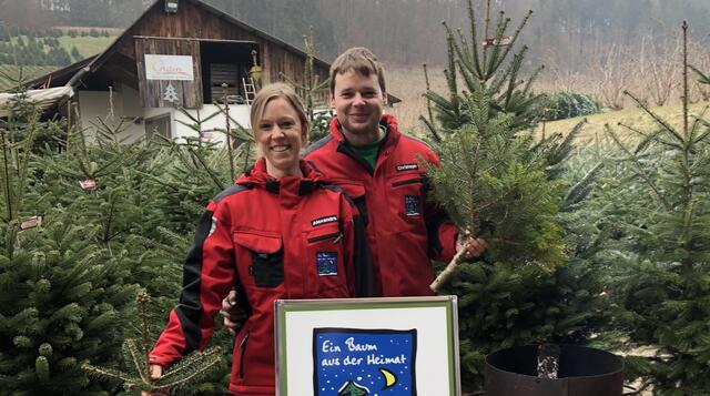 Alexandra und Christoph Grain belohnen das große Engagement der LKH-Mitarbeiter mit einem Christbaum-Rabatt. | Foto: WOCHE