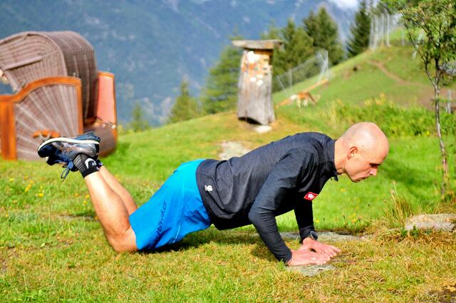 Fit in den Winter mit Gerald Kammerlander - Übung 13 – Diamond Pushups | Foto: Hassl