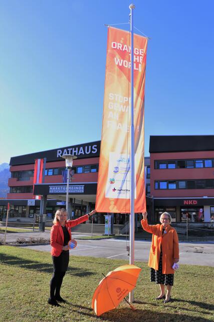 Auch vor dem Rathaus in Kötschach-Mauthen weht eine orange Fahne. | Foto: Marktgemeinde Kötschach-Mauthen