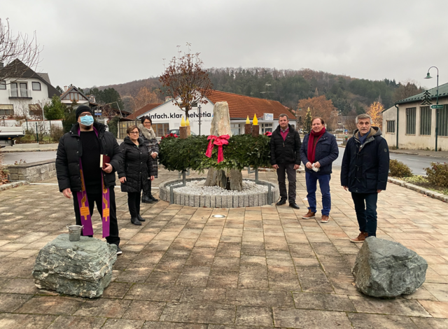 Pfarrer Thorsten Carich, Anni Spadt, Anita Treitl, Christoph Ramhofer, Bgm. Matthias Weghofer und Vizebgm. Josef Habeler bei der feierlichen Segnung | Foto: Marktgemeinde Wiesen