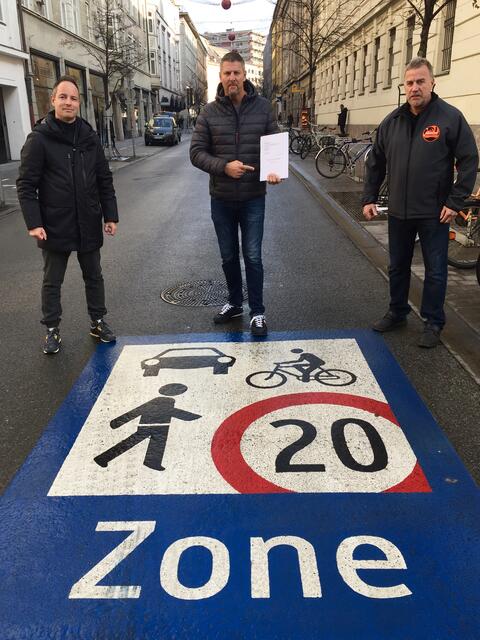 Markus Lassenberger, Tom Mayer und Gerald Depaoli präsentieren das Rechtsgutachten. | Foto: Liste Fritz