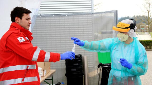 Das Rote Kreuz bittet medizinisches Personal um Unterstützung bei den bevorstehenden Corona-Massentest in Linz.