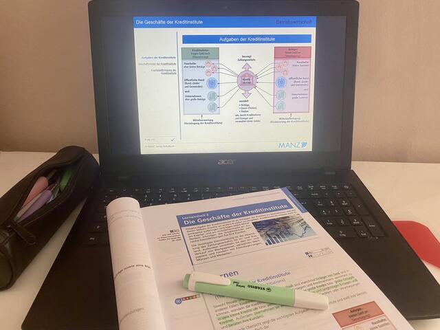 Durch Powerpoint-Präsentationen werden die Maturantinnen und Maturanten an der HLW in Pinkafeld sehr gut auf die Matura vorbereitet.