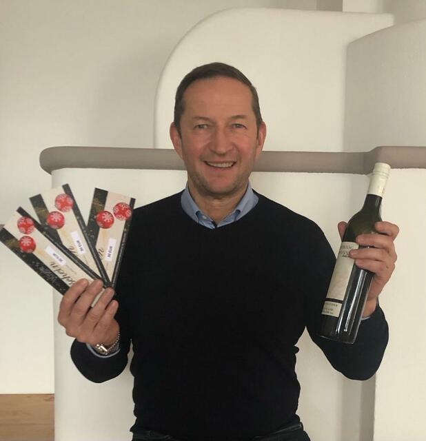 Gastronom Franz Hösele hat zur Gutschein-Aktion auch Weinflaschen parat. | Foto: Hösele's