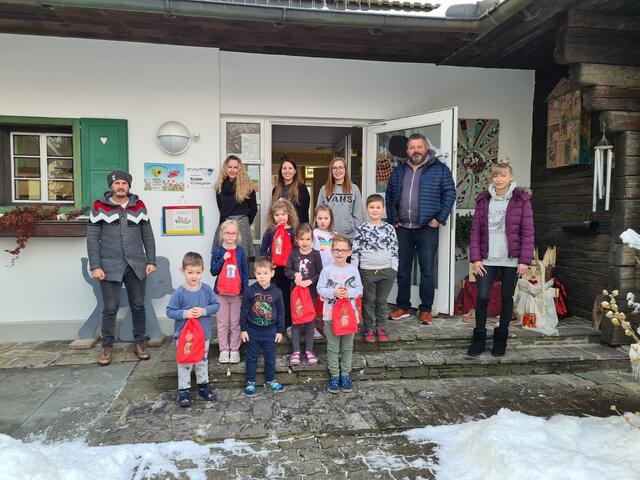 Die Kinder in Eibiswald freuen sich über die Nikolo-Sackerl des Wintersportvereins Aichberg-Eibiswald.