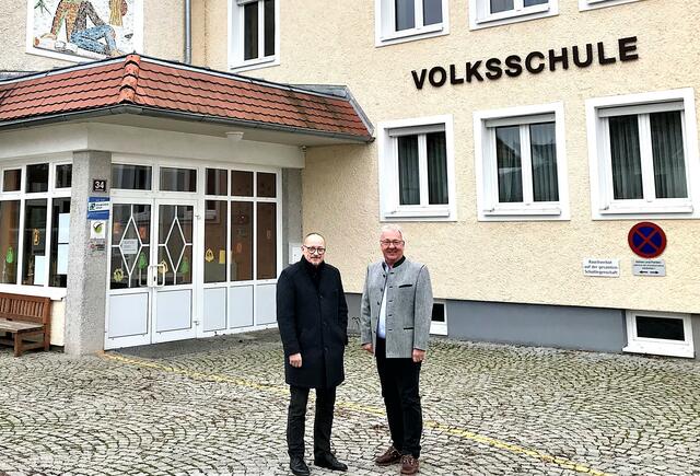 Bürgermeister Hans Kronberger (rechts) und Architekt Mag. Georg Hochleitner arbeiten mit Hochdruck an der notwendigen Erweiterung von Kirchhams Bildungseinrichtungen. | Foto: Gemeinde Kirchham