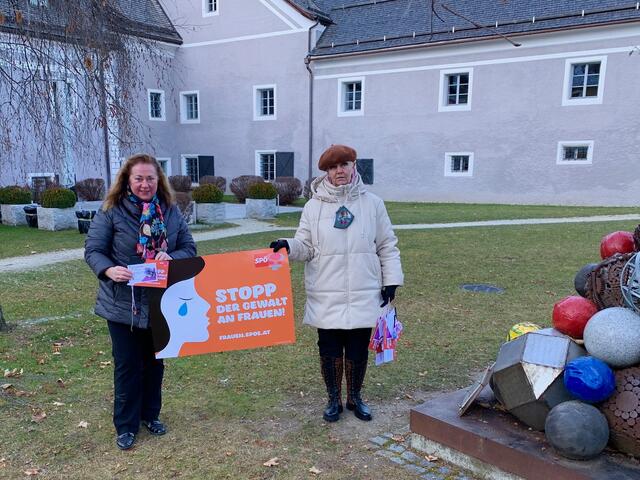 Die Salzburger SPÖ-Frauen Karin Dollinger und Monika Präsent (re.) waren hier im Schlosspark in Tamsweg unterwegs.
