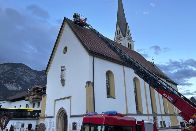 Durch die starken Windböen haben sich vereinzelt Dachschindeln am Kirchendach gelöst. Die Feuerwehr konnte den Schaden rasch beheben.
