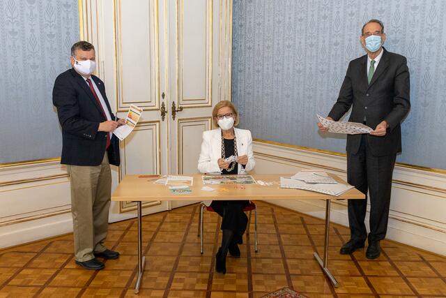 IST Austria Präsident Tom Henzinger, Landeshauptfrau Johanna Mikl-Leitner und BM Heinz Faßmann spielen „Virusalarm in Bleibhausen“.