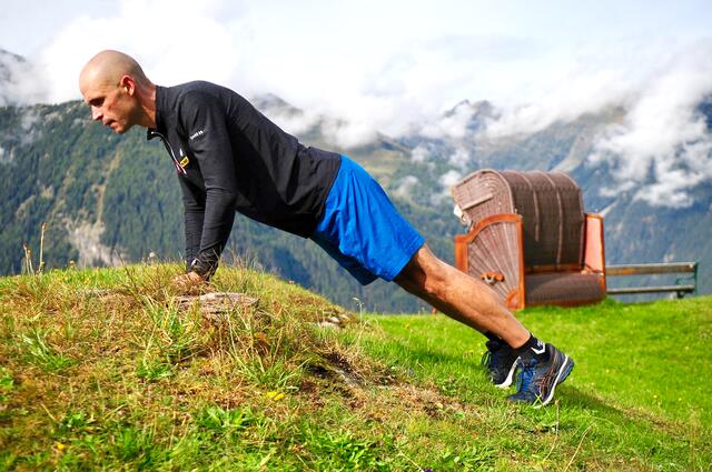 Fit in den Winter mit Gerald Kammerlander - Übung 13 – Diamond Pushups | Foto: Hassl