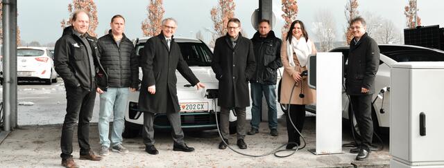 E-Tankstelle bei der FH Burgenland: Martin Wieger (Geschäftsleitung Energy3000), Martin Mühl (Leitung Infrastruktur FH Burgenland), Georg Pehm (Geschäftsführer der FH Burgenland), Gerald Goger (Geschäftsführer Landesimmobilien Burgenland), Thomas Horvath (Elektro Horvath), LHStv. Astrid Eisenkopf, Michael Gerbavsits (Vorstandsvorsitzender Energie Burgenland) | Foto: FH Burgenland