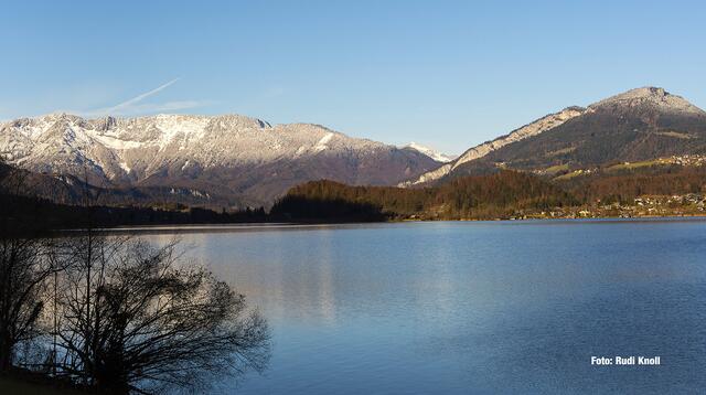 Hallstättersee mit Katergebirge und Ewiger Wand.