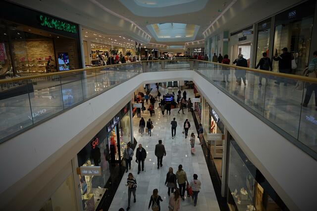 BITTE rennt am Montag nicht gleich alle auf einmal los, um Weihnachtsgeschenke zu kaufen, sonst steht uns womöglich im Neuen Jahr gleich wieder ein Lockdown bevor! ... | Foto: Silvia Plischek