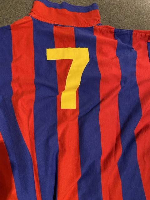 Diesmal eine Retrodress vom FC Barcelona. War es Luis Figo? Oder Herberthino. Oder doch nur ... der Herr Bert.  | Foto: herbert Waltl