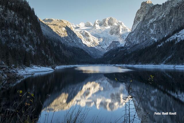 Spiegelung des Dachsteinmassivs im Vorderen Gosausee.