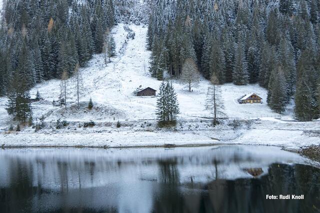 Spiegelung Klacklalm (Klausalm) im Vorderen Gosausse.