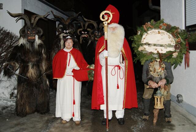 Nikolaus in Begleitung von Engerl, Körberlträger und Krampussen: die Bad Brucker Pass aus Gastein.