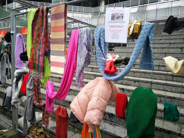 Der Zaun am Julius-Tandler-Platz wurde in den vergangenen Jahren mit wärmender Kleidung ausgestattet. | Foto: Momo Kreutz