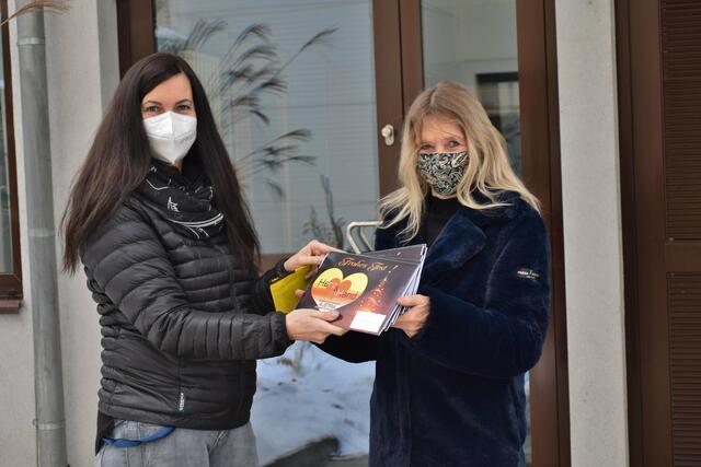 Erna Jury-Wedam von „Herz & Hand Austria“ (rechts) übergab Einkaufsgutscheine an Sabine Töfferl von der Lebenshilfe Klagenfurt.