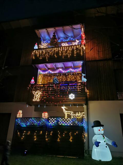 Im Advent spazieren viele an diesem Wohnhaus in der Siedlung hinter dem Spar vorbei. | Foto: Privat