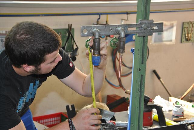 Lehrberufe für Metall und Kfz sind mehrheitlich bei Burschen beliebt, während der Einzelhandel weiblich dominiert ist. | Foto: WKÖ