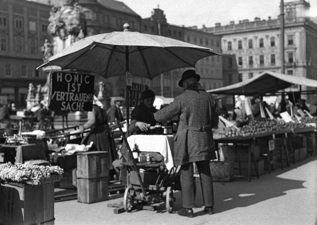Honigverkauf am Linzer Hauptplatz. | Foto: Archiv der Stadt Linz