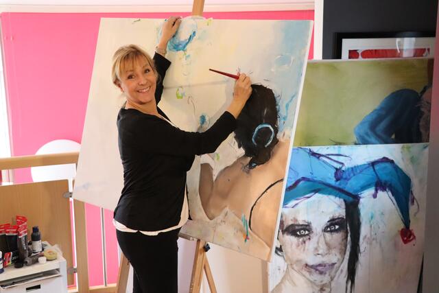 Seit über 20 Jahren schafft Isabella Paier aus Hörzendorf Kunstwerke. Zuerst autodidaktisch, dann lernte sie das Handwerk von der Pieke auf.  | Foto: Bettina Knafl