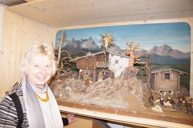 Ernestine Hutter vor einer Krippe von Alexander Schläffer.