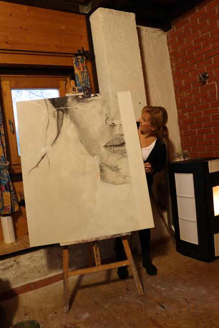 Paier in ihrem Atelier, dem ehemaligen Rüsthaus der Feuerwehr Hörzendorf. | Foto: Bettina Knafl