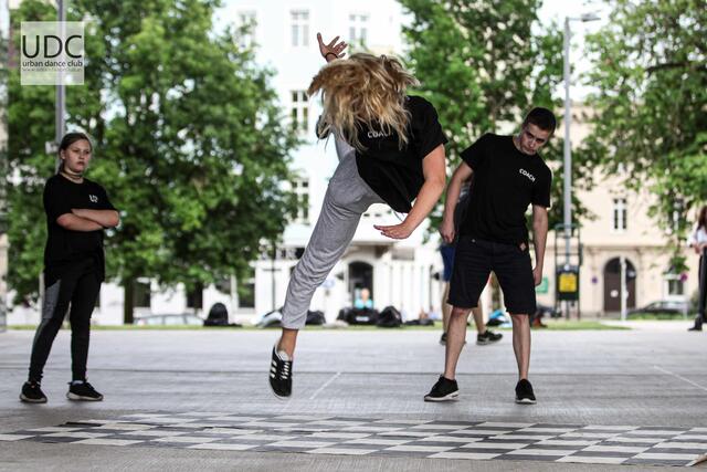 Im Sommer trainierten die jungen TänzerInnen unter dem Dach beim Lentos-Museum. | Foto: Urbanartproduction gmbh