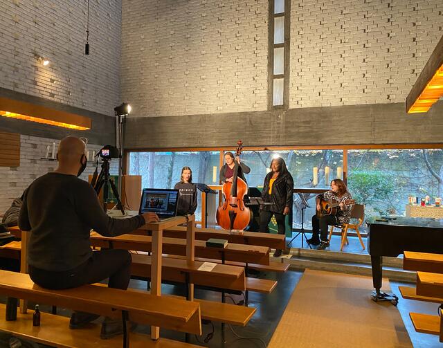 Der Innenraum der Glaubenskirche wurde für den digitalen Adventkalender zum Filmstudio (aufgenommen vor dem Lockdown).