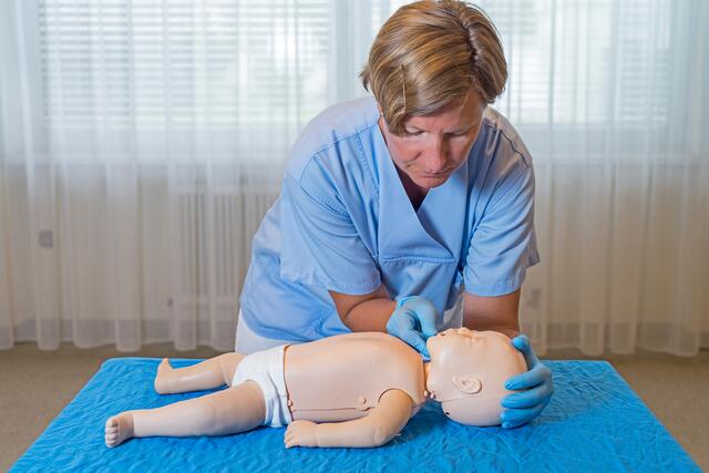 Bei einem Säugling darf beim Öffnen der Atemwege der Kopf nicht überstreckt werden, er wird deshalb in eine neutrale Position gebracht.
Bei Kindern über einem Jahr wird der Kopf überstreckt. | Foto: Klinikum Wels‐Grieskirchen / Nik Fleischmann