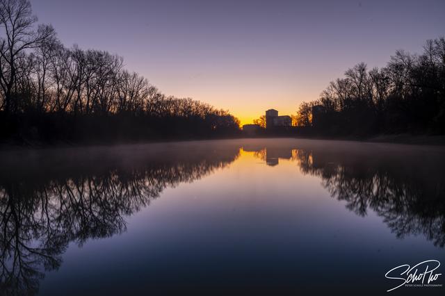 Eine perfekte Morgendämmerung am blauen Wasser in Wien Simmering
