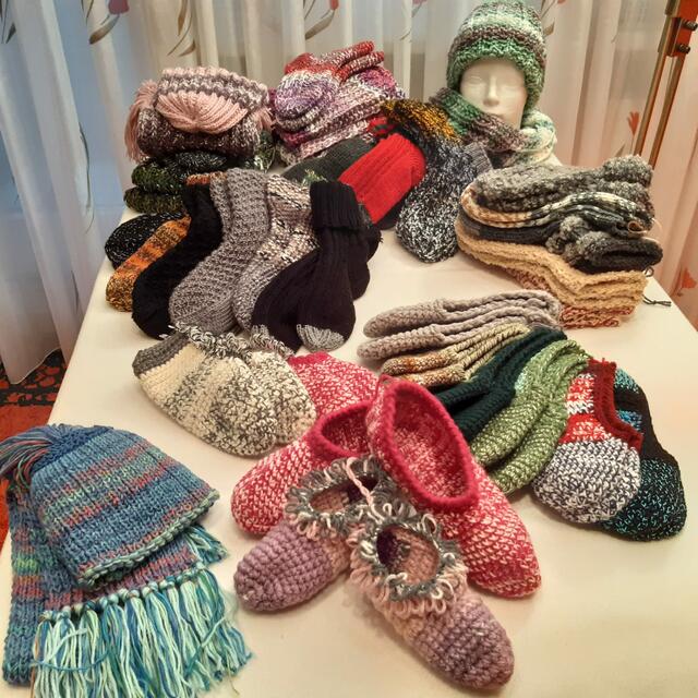 Selbst gestrickte Hauben, Socken und Schals. | Foto: Wolfertsberger
