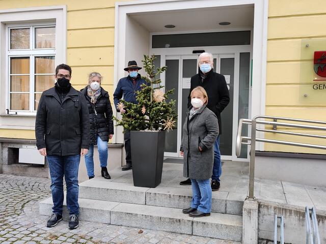 v.l.: Jakob Liedlbauer, Linda Oberlininger, Helmut Bacher, Heinz Leitl und Helga Steinleitner bitten um Spenden für Kronstorfer Kinder aus sozial bedürftigen Familien.