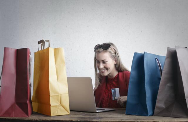 Wer bei regionalen Online-Shops einkauft, hat gut lachen. Im Zweifel hat man nämlich immer eine Ansprechperson. | Foto: Pexels/Piacquadio