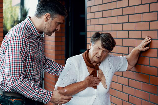 Atemnot bei leichteren Anstrengungen ist oft eines der ersten Symptome der COPD.